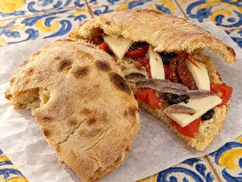 Pani cunsatu alici e olive
